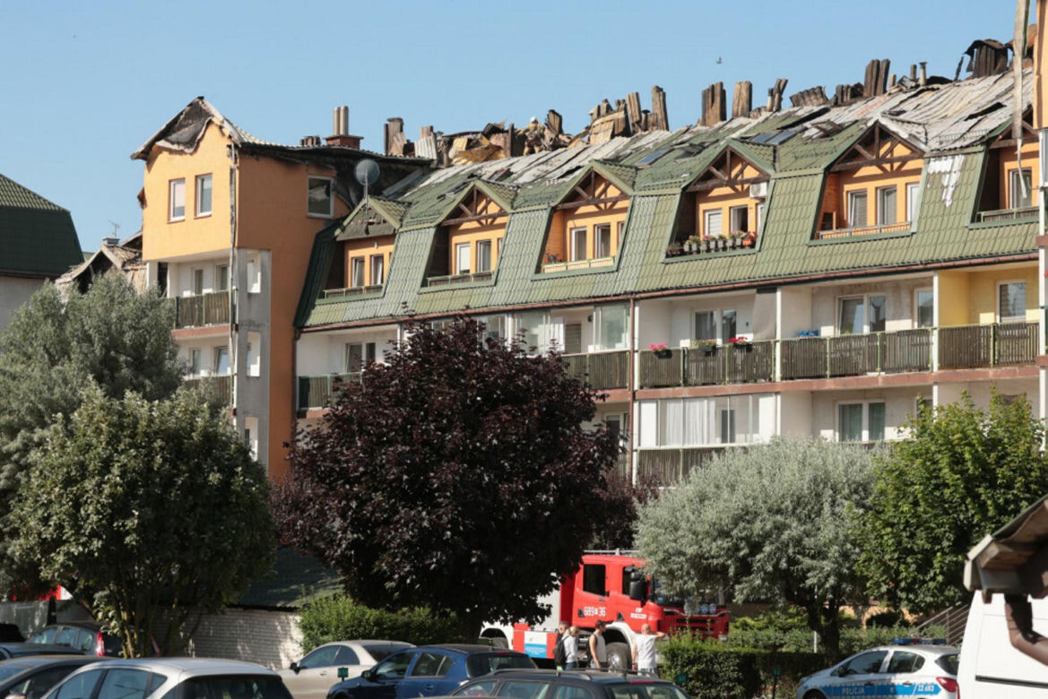  Zniszczenia bloku mieszkalnego po pożarze w Ząbkach