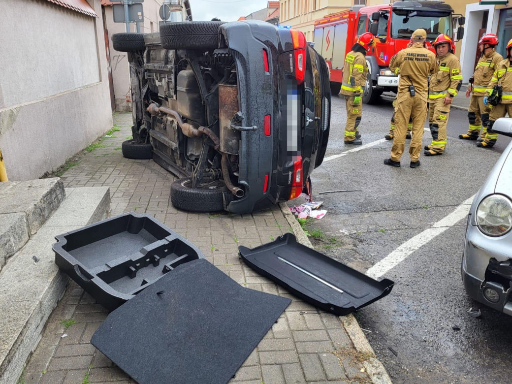 Dramat w Chełmnie. Kierowca wjechał w grupę ludzi. Pięć osób rannych, w tym dzieci [ZDJĘCIA]