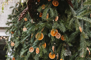 Zacznij suszyć już teraz. Magiczny zapach rozejdzie się po całym mieszkaniu. Później zawiesisz na choince. Pomysły na naturalne i pachnące dekoracje świąteczne