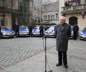 Komenda Miejska Policji w Krakowie w hybrydowych radiowozach Toyoty