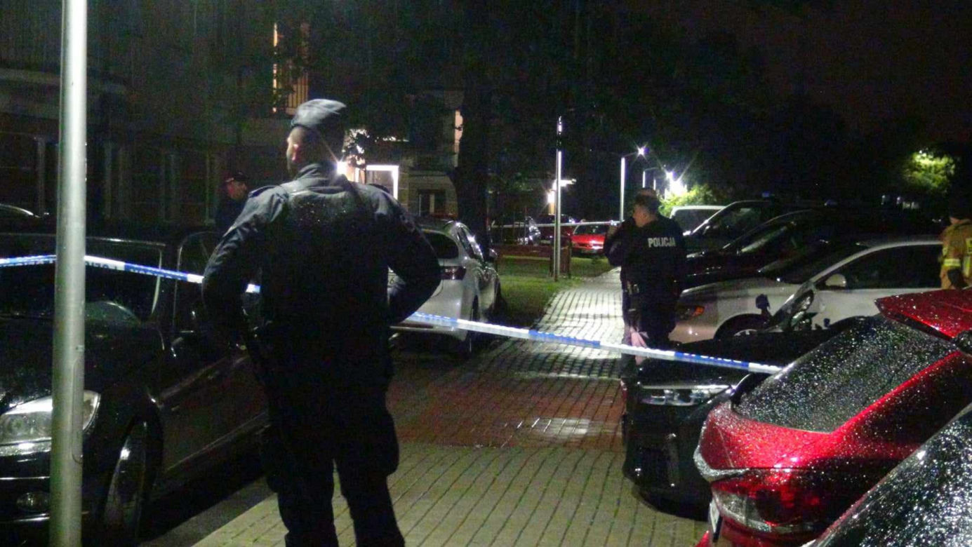 Ewakuacja mieszkańców. Blok otoczył kordon policji. „W jednym mieszkaniu słychać było strzały”