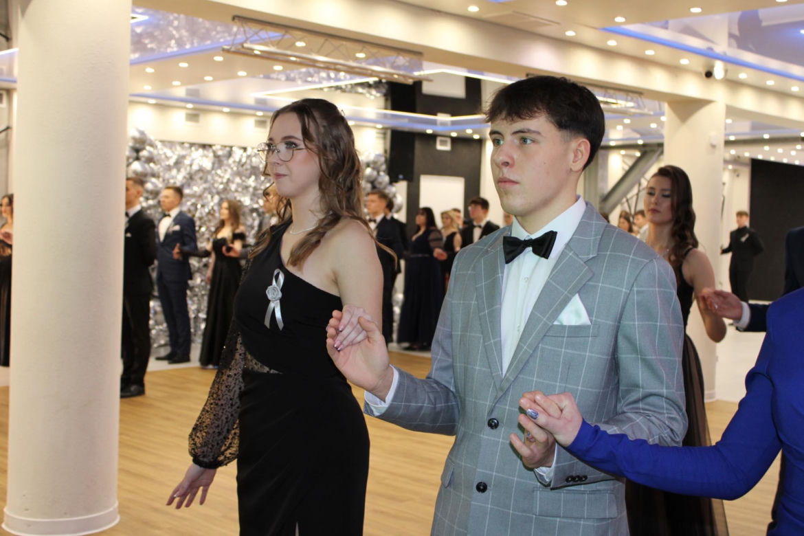 Bal studniówkowy 2024 II Liceum Ogólnokształcącego w Starachowicach