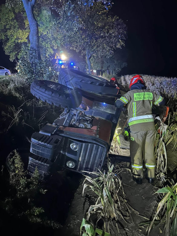 Poważny wypadek na Dolnym Śląsku! Samochody zderzyły się z ciągnikiem, są ranni
