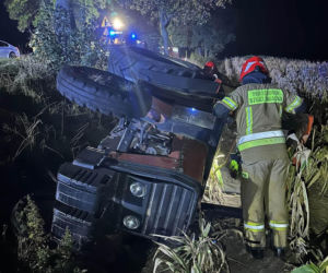 Poważny wypadek na Dolnym Śląsku! Samochody zderzyły się z ciągnikiem, są ranni