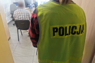 Łomża. 74-latek przebił opony w 17 samochodach. Nagrały go kamery miejskiego monitoringu
