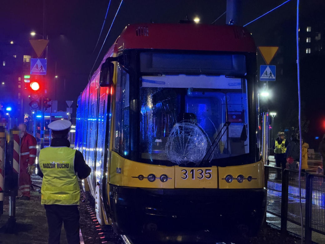 40-letnia rowerzystka wciągnięta pod pędzący tramwaj. „Liczne obrażenia ciała”