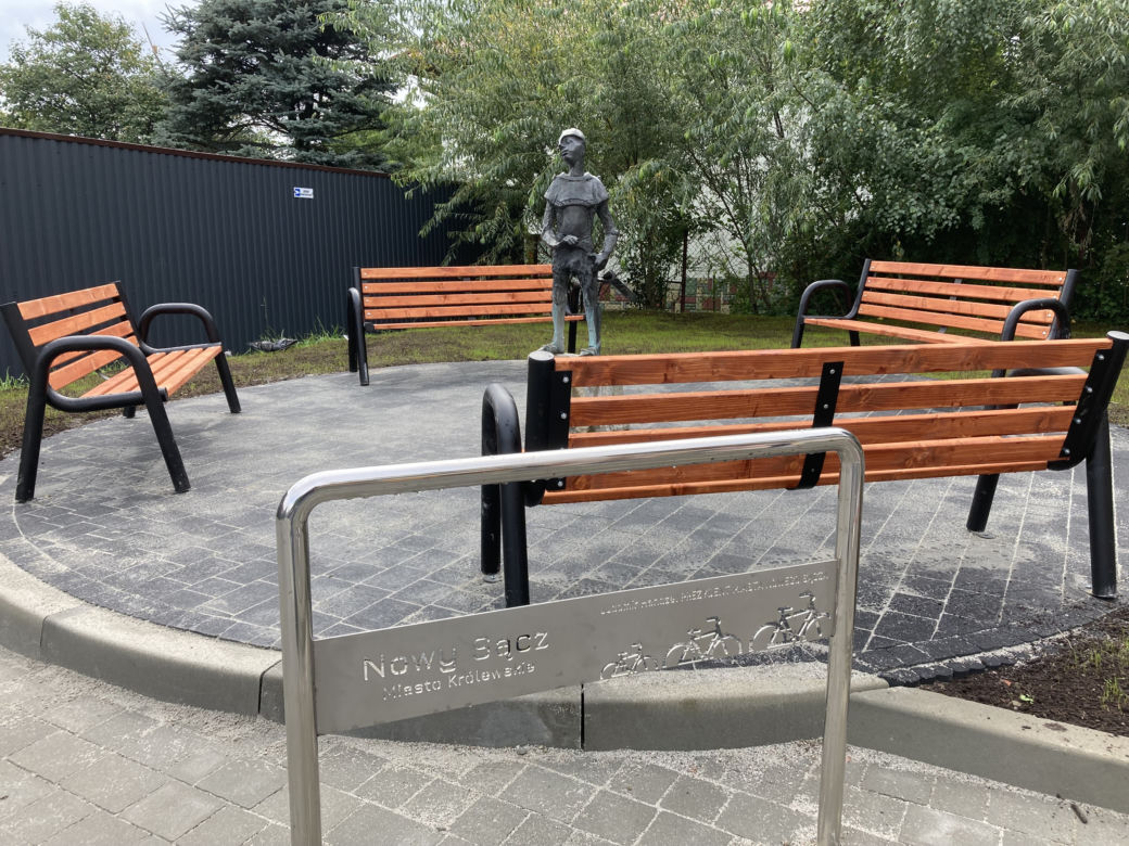 Pomnik sikającego rycerza w nowym miejscu