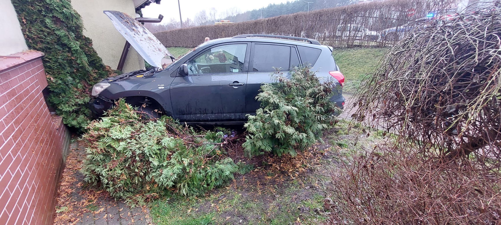 Kierowca wypadł z drogi i uderzył w budynek na Osowej Górze. Trafił do szpitala [ZDJĘCIA]
