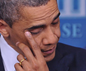 USA. Strzelanina w szkole w Newtown. Barack Obama płacze