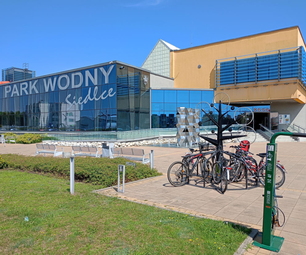 Budynek Parku Wodnego Siedlce w pełnym słońcu. O sporze o kamery w szatniach przeczytasz na Eska Siedlce.