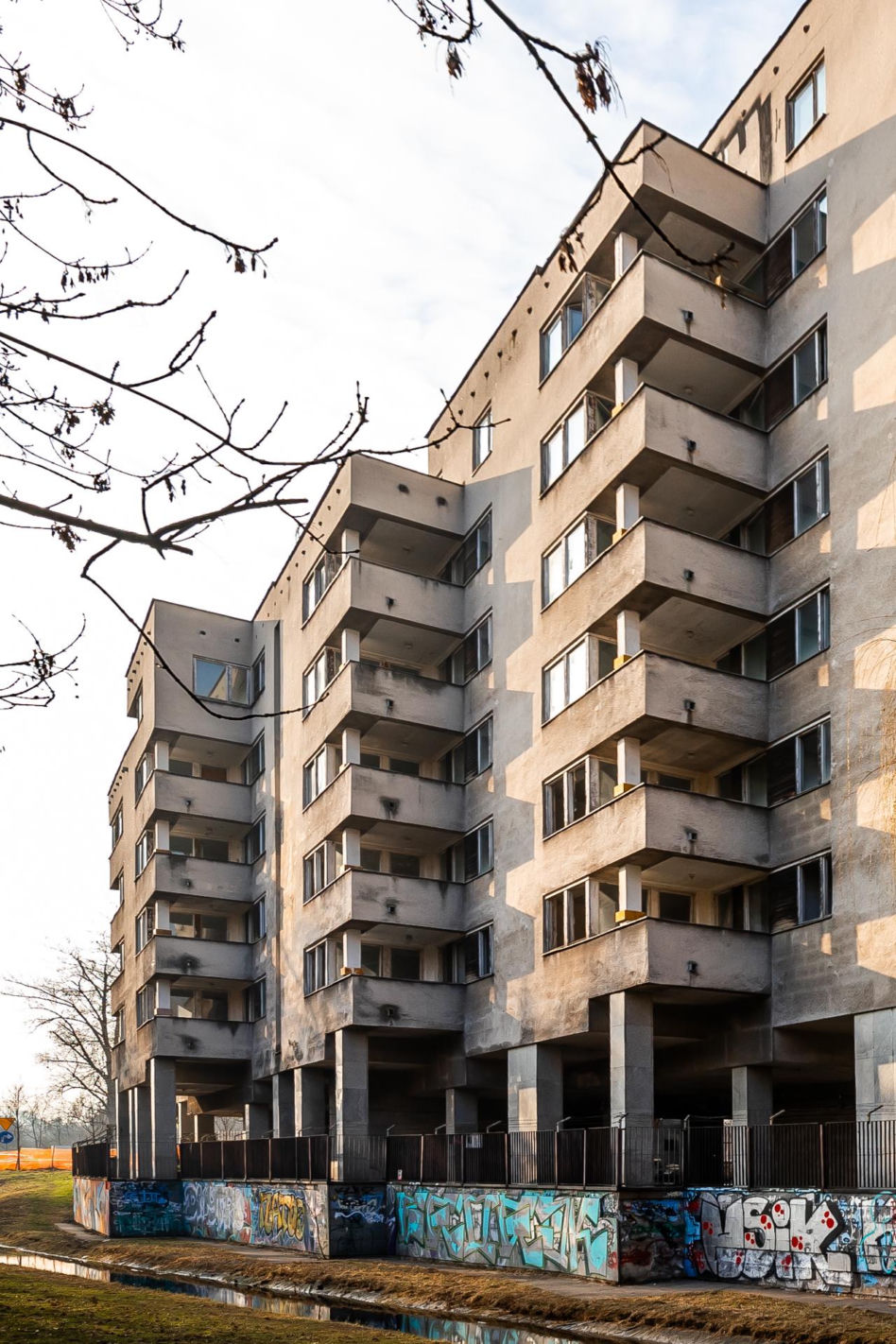Szpiegowo, blok na Sobieskiego 100 w Warszawie