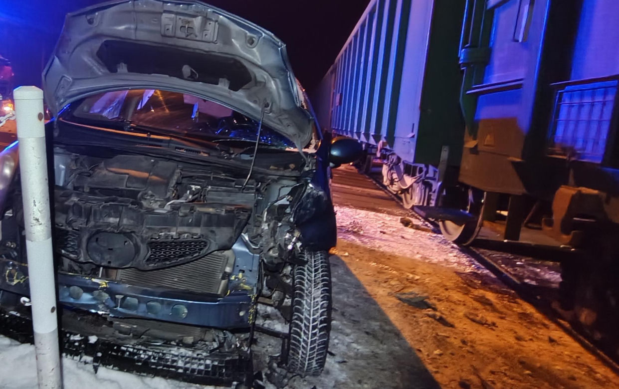 Zignorowała znak stop i wjechała pod pociąg! 40-latka cudem uniknęła śmierci
