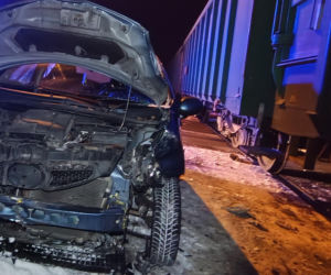 Zignorowała znak stop i wjechała pod pociąg! 40-latka cudem uniknęła śmierci