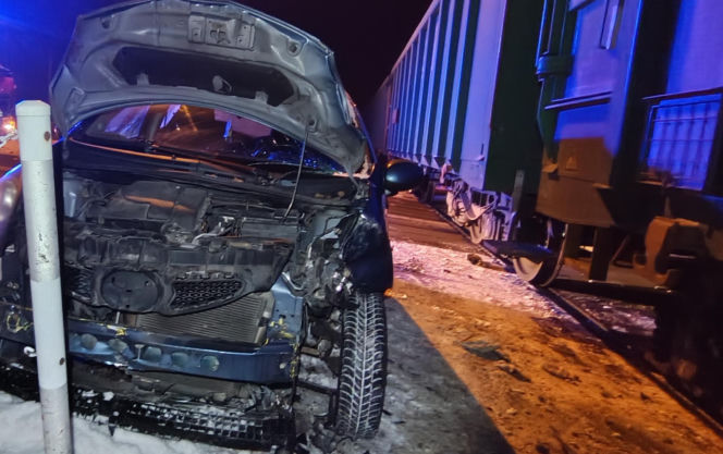 Zignorowała znak stop i wjechała pod pociąg! 40-latka cudem uniknęła śmierci