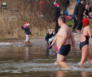 Zimna kąpiel morsów w podbydgoskich Pieckach [ZDJĘCIA]