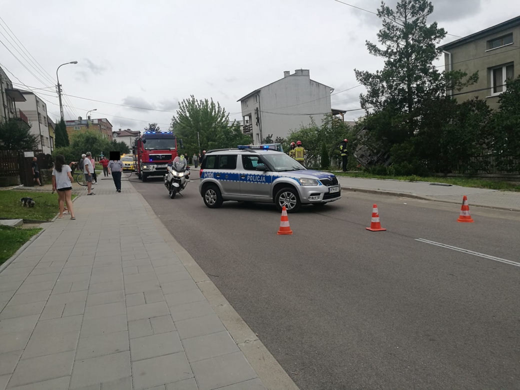 Dachowania na ul. Włościańskiej w Białymstoku. Auto omal nie wpadło na dom [ZDJĘCIA]