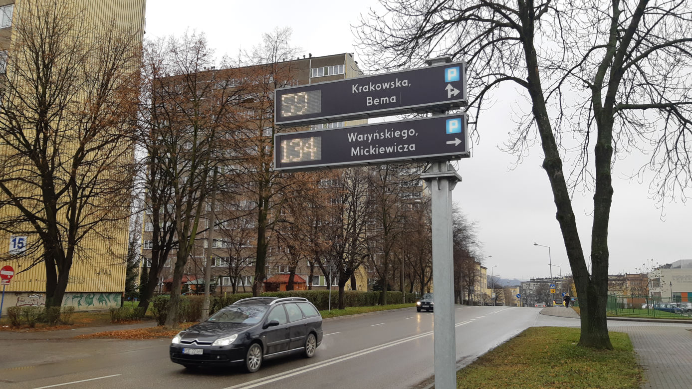 Przydrożne tablice pokazują utrudnienia, wolne parkingi i pogodę