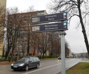 Przydrożne tablice pokazują utrudnienia, wolne parkingi i pogodę