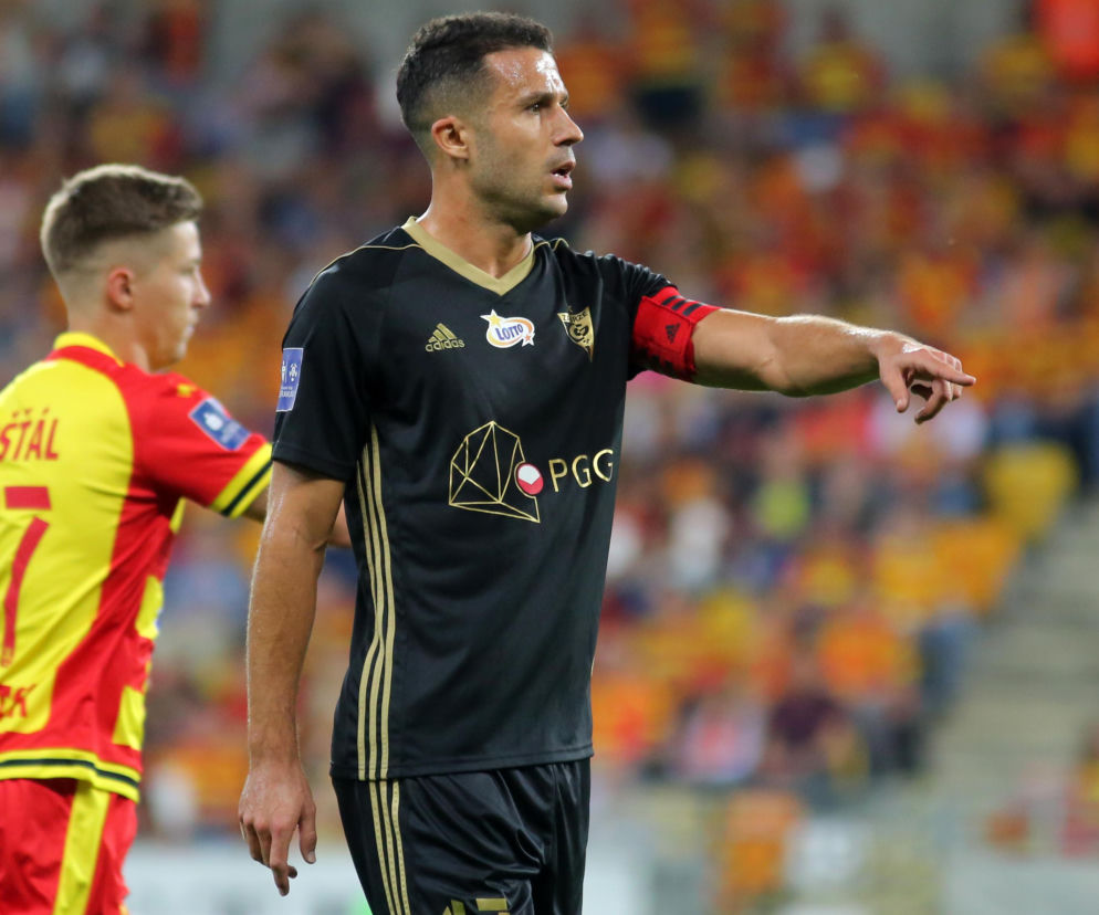 Igor Angulo w czarnym stroju Górnika Zabrze wskazuje kierunek na boisku. O atutach klubu przeczytasz na SE Supersport.