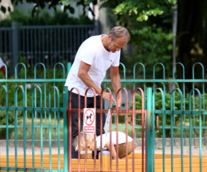 Donald Tusk. Z wnukiem harata w gałę.