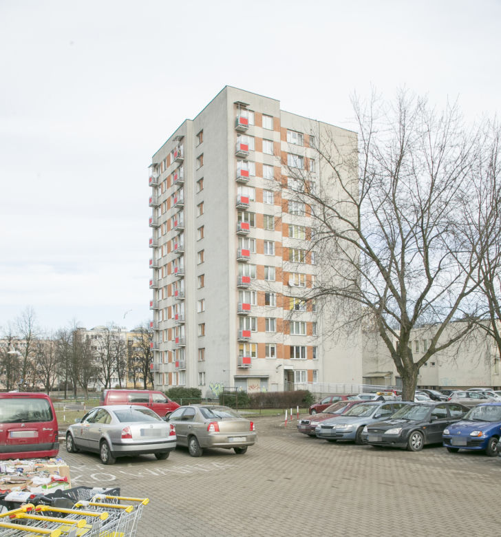 Słoikami rzucali w samochody