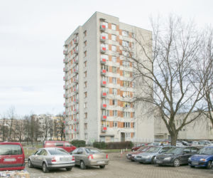 Słoikami rzucali w samochody