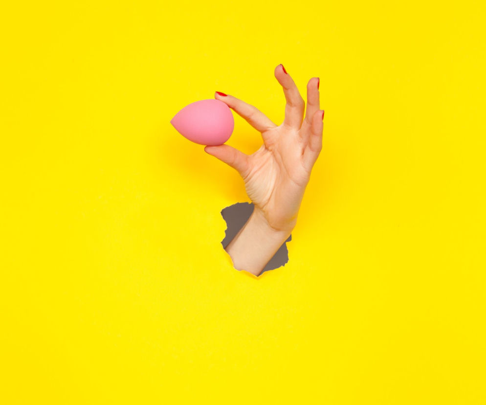 Beauty blender: czym jest i jak go używać? Rodzaje beauty blenderów