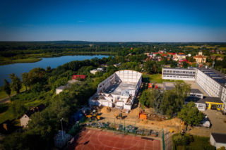 Inwestycja za blisko 8 milionów złotych w Osiecznej. Sprawdzamy postępy na budowie nowej hali