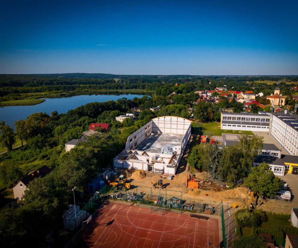 Inwestycja za blisko 8 milionów złotych w Osiecznej. Sprawdzamy postępy na budowie nowej hali