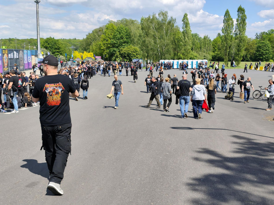 Długie kolejki i tłum fanów przed koncertem Metaliki