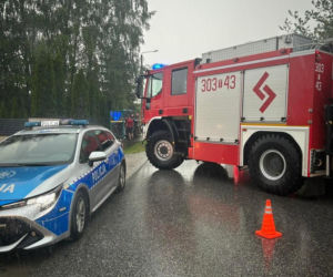 Tragedia w Bławatkowie. 12-latek wyszedł zza autobusu wprost pod koła Forda. Lekarze przegrali walkę o jego życie