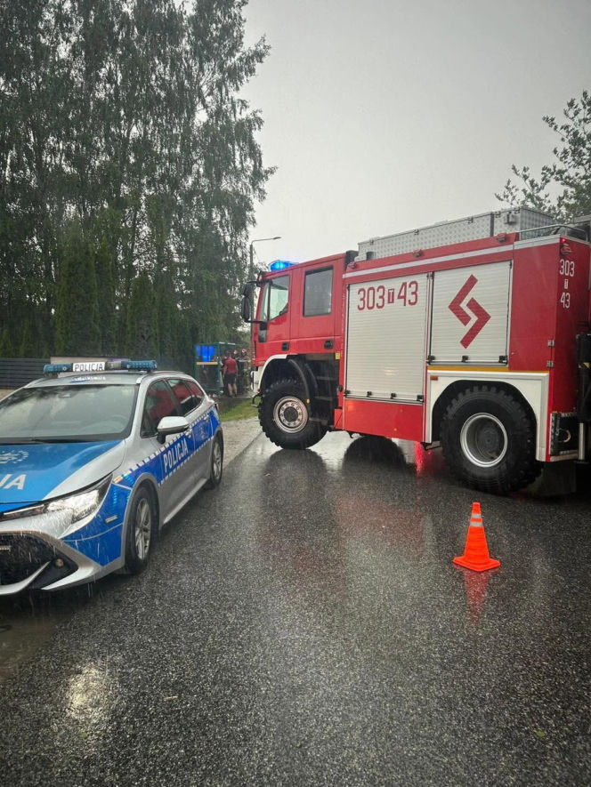Tragedia w Bławatkowie. 12-latek wyszedł zza autobusu wprost pod koła Forda. Lekarze przegrali walkę o jego życie