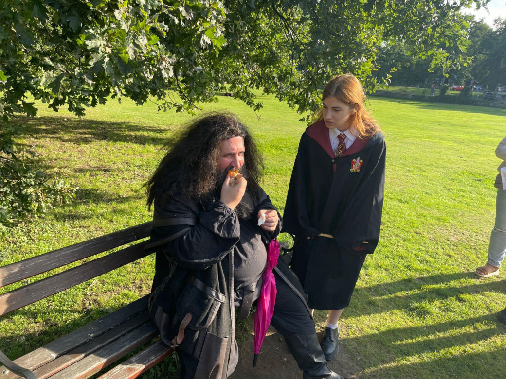 Harry Potter. Szkoła magii zawitała do polskiego zamku! Na zwiedzających czekały postacie z książek i liczne artrakcje [ZDJĘCIA]