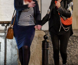 Magdalena Narożna łapie koleżankę za piersi