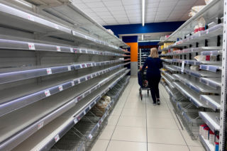W tym wielkim mieście nie ma jedzenia i paliwa. Pilna narada! Paraliż