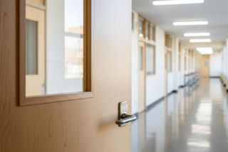 Nauczyciel z Warszawy odkrył niespodziewanego gościa w klasie. Kto wkradł się do szkoły?