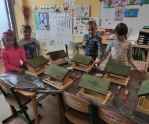 Dzieci z fundacji INKLUZJA budują domki dla ptaków