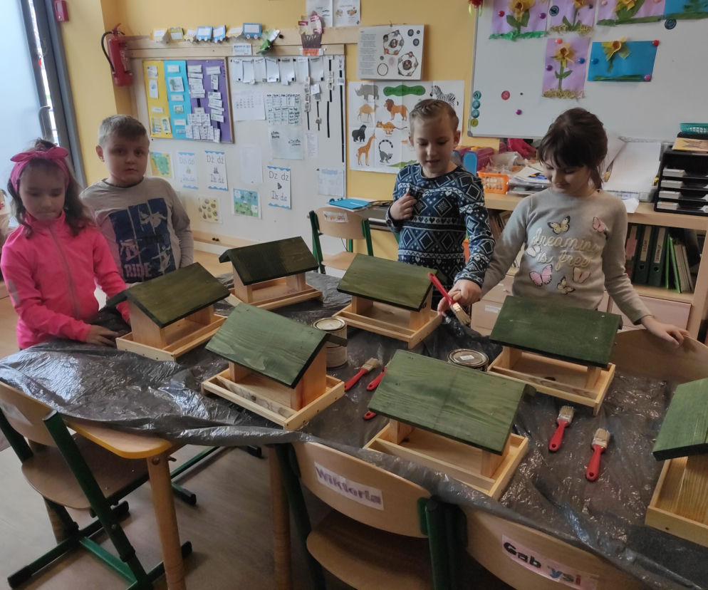 Dzieci z fundacji INKLUZJA budują domki dla ptaków