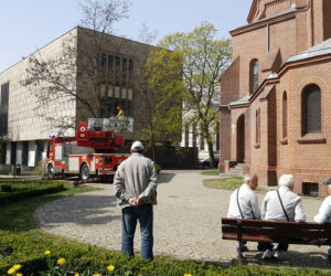 Silny wiatr uszkodził dach kościoła na pl. Wolności w Bydgoszczy. Konieczna była interwencja strażaków [ZDJĘCIA]