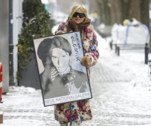 Monika Olejnik jak babooshka pod studiem TVN! Kwiaty, chusta i… plakat Warhola za fortunę