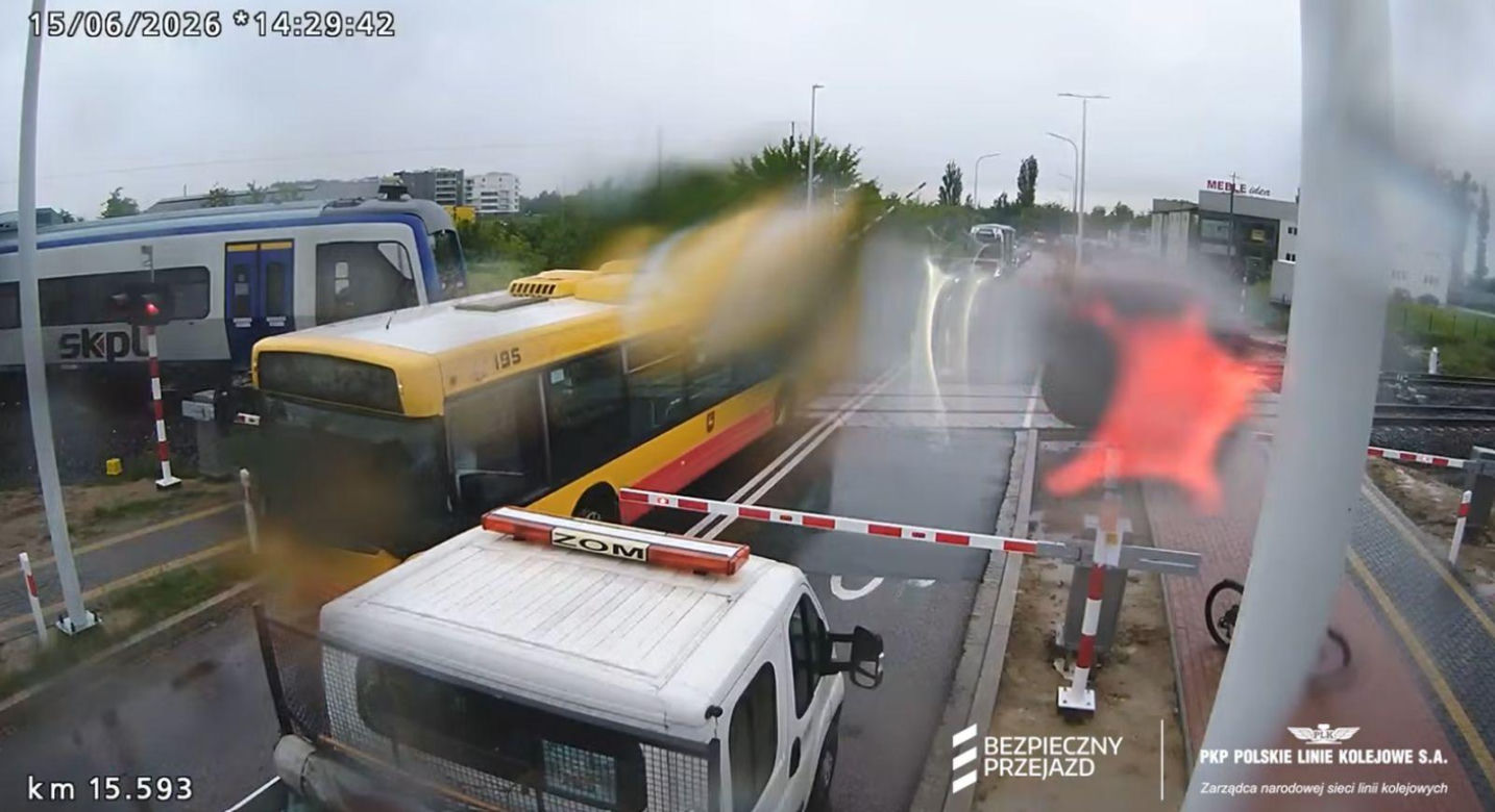 Pociągi wróciły do Łomży. Szokujące sceny na przejazdach kolejowych. PKP pokazało nagranie