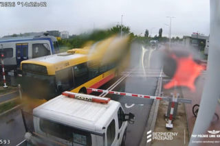 Pociągi wróciły do Łomży. Szokujące sceny na przejazdach kolejowych. PKP pokazało nagranie