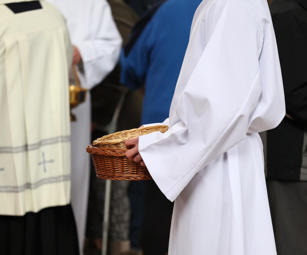 Zbieranie na tacę w kościele