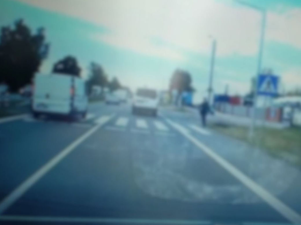 Dramat w Piasecznie. Huknął w pieszego na pasach. Wszystko się nagrało