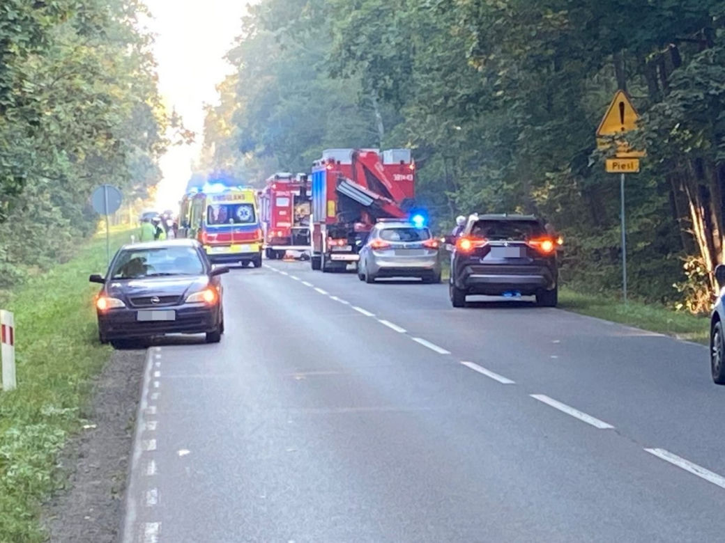Horror  pod Siedlcami. 21-latek w bmw roztrzaskał się o drzewo. Auto owinęło się wokół pnia!