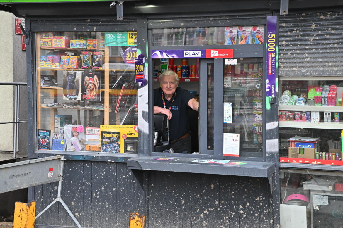 Odgrodzili go od świata. Kiosk jak wyspa na budowie