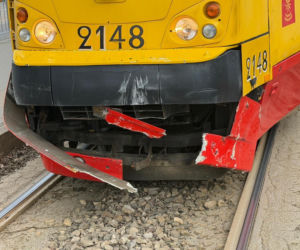 Zderzenie tramwaju z samochodem na Puławskiej, jedna osoba w szpitalu