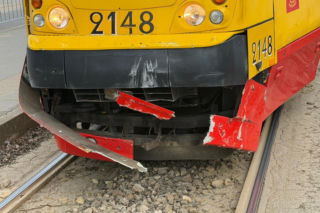 Zderzenie tramwaju z samochodem na Puławskiej, jedna osoba w szpitalu