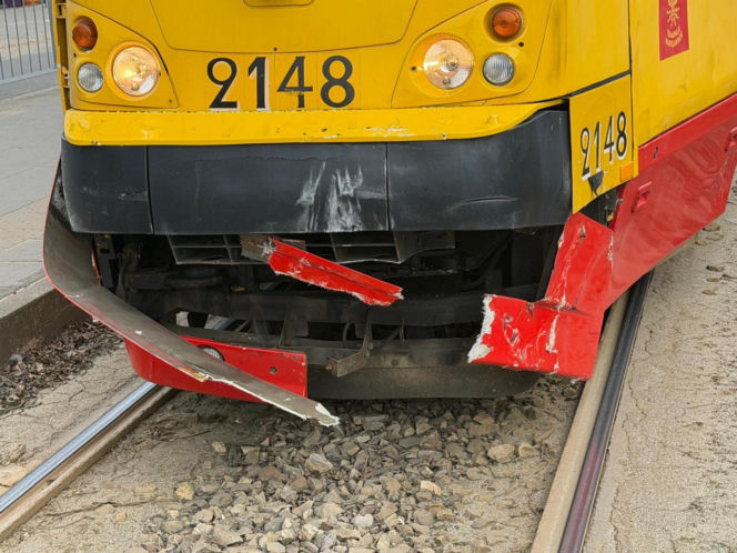Zderzenie tramwaju z samochodem na Puławskiej, jedna osoba w szpitalu