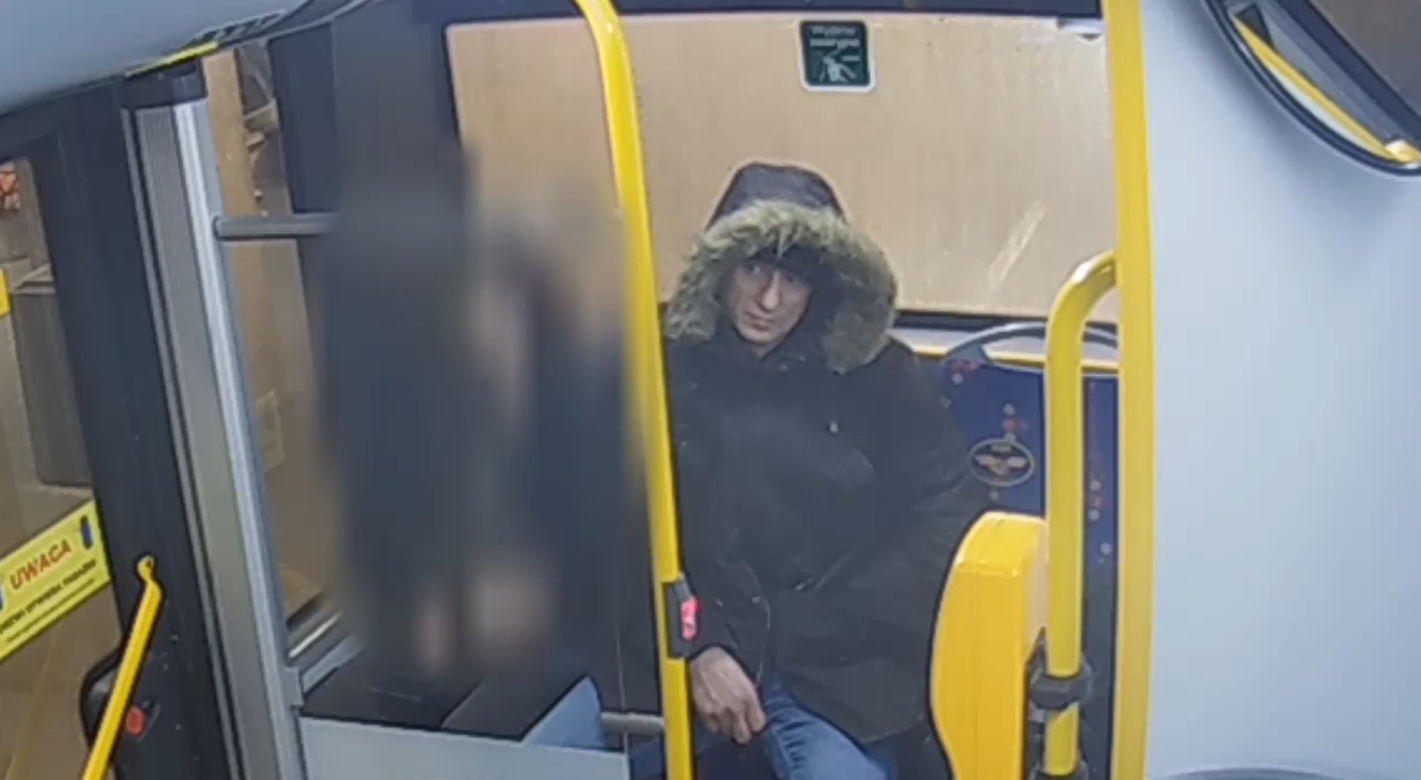 Policjanci z Zabrza poszukują mężczyzny z nagrania. Miał zgwałcić 17-latkę w pustostanie